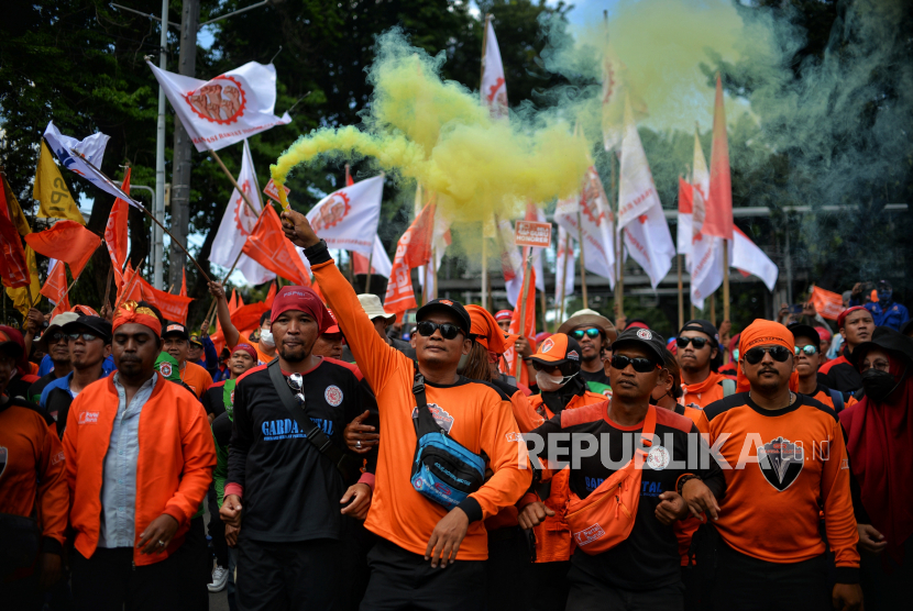Massa yang tergabung dari berbagai elemen buruh melakukan aksi di kawasan Patung Kuda, Jakarta, Kamis (15/12/2022). Kalangan buruh menilai, substansi Perppu Cipta Kerja lebih buruk dari UU Cipta Kerja. (ilustrasi)