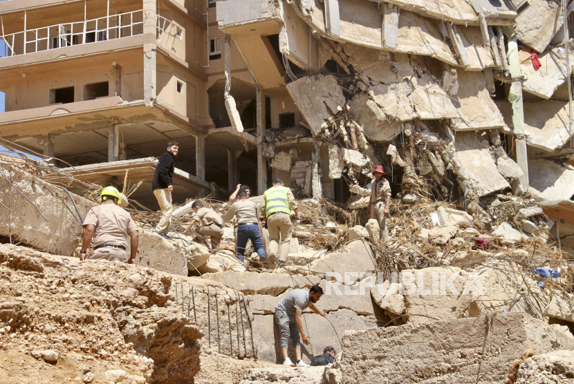 Warga mencari korban selamat akibat banjir bandang di Derna, Libya, Rabu, 13 September 2023.