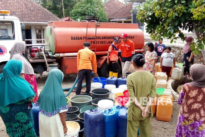 BPBD Kabupaten Kuningan mendistribusikan bantuan air bersih di Desa Cihanjaro, Kecamatan Karangkancana, Kabupaten Kuningan, Jawa Barat, Ahad (17/9/2023). 
