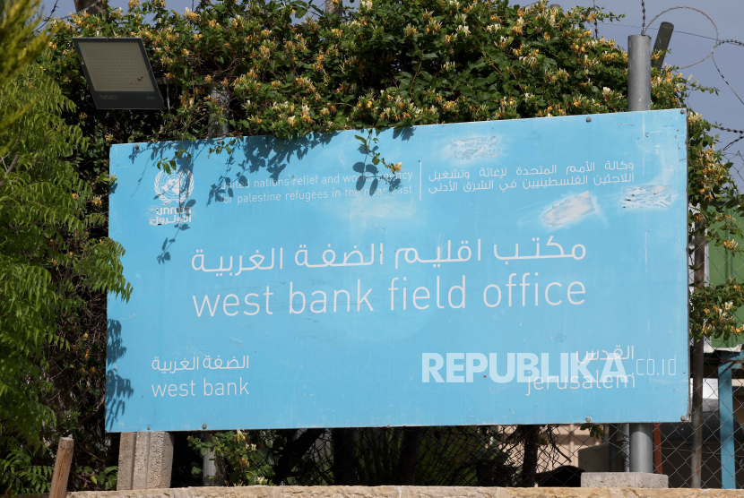 Papan di depan gerbang masuk United Nations Relief and Works Agency (UNWRA) untuk pengungsi Palestina di kantor Yerussalem.