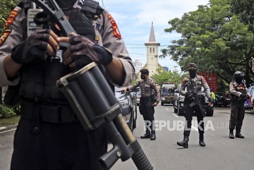 Petugas polisi berjaga di dekat sebuah gereja tempat ledakan meledak di Makassar, Sulawesi Selatan, Indonesia, Minggu, 28 Maret 2021.