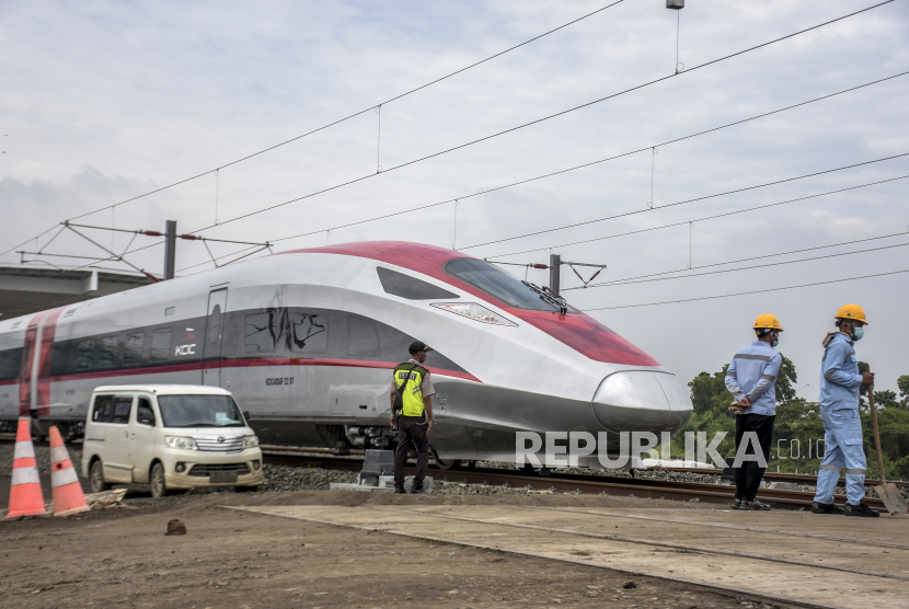 Rangkaian Electric Multiple Unit (EMU) atau kereta untuk proyek Kereta Cepat Jakarta Bandung (KCJB) melaju saat menjalani persiapan di Tegalluar, Kabupaten Bandung, Rabu (9/11/2022). Menteri Koordinator Bidang Kemaritiman dan Investasi Luhut Binsar Pandjaitan memastikan KCJB akan menjalani uji dinamis (dynamic test) di sela penyelenggaraan Presidensi G20 pada 16 November mendatang. Proyek ini diperkirakan akan segera rampung dan beroperasi pada pertengahan 2023. Republika/Abdan Syakura