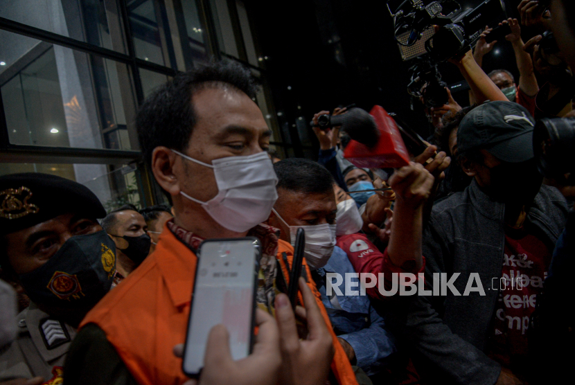 Wakil Ketua DPR RI Azis Syamsuddin mengenakan rompi tahanan