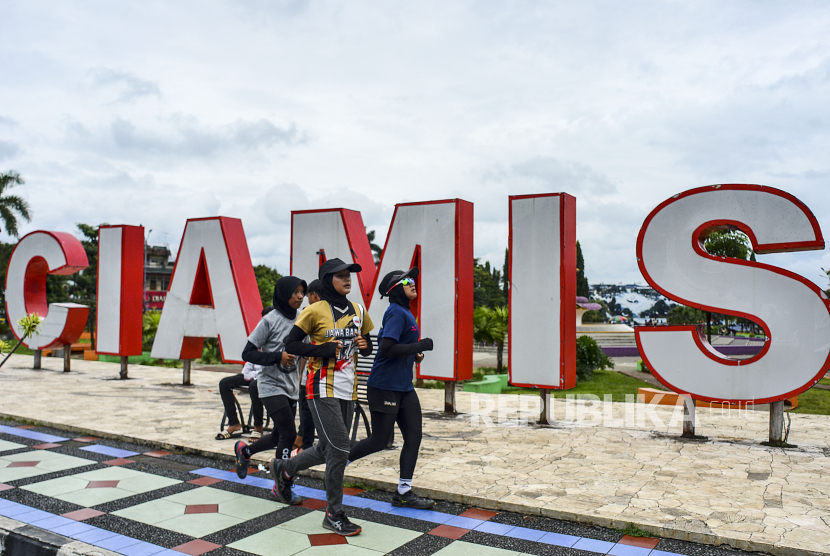 Warga berolahraga di Alun-alun Kabupaten Ciamis, Jawa Barat, Minggu (10/1/2021). Pemerintah daerah setempat menetapkan Pemberlakuan Pembatasan Kegiatan Masyarakat (PPKM) pada 11-25 Januari 2021 untuk mengendalikan penyebaran COVID-19 seperti diatur dalam Surat Edaran Gubernur Jabar. 