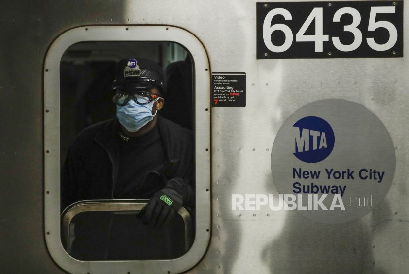 Seorang pekerja MTA mengenakan peralatan pelindung pribadi di stasiun Grand Army Plaza di wilayah Brooklyn di New York. Trump meyakini sebanyak 100 ribu orang AS akan meninggal dunia karena Covid-19. Ilustrasi.