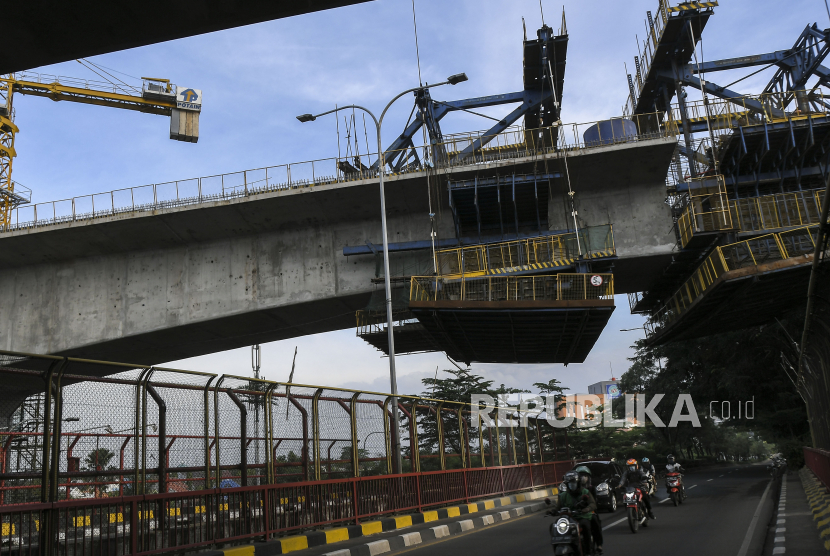 Pekerja menyelesaikan proyek pembangunan kereta cepat Jakarta-Bandung (ilustrasi). PT Kereta Cepat Indonesia China (KCIC) menyebut besi proyek yang dicuri bukan konstruksi utama pembangunan Kereta Cepat Jakarta-Bandung. 