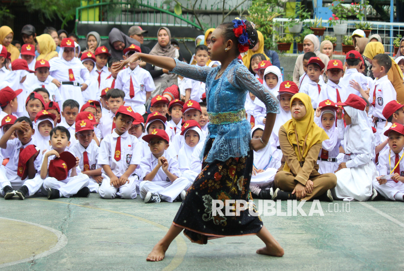 Atraksi Kesenian Hibur Siswa SDN 158 Babakan Sari saat Kegiatan MPLS
