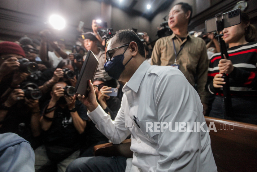 Terdakwa kasus dugaan penerimaan gratifikasi dan tindak pidana pencucuian uang (TPPU) Rafael Alun Trisambodo menutup wajahnya saat akan menjalani sidang di Pengadilan Tipikor, Jakarta, Kamis (4/1/2024). Sidang yang beragendakan vonis untuk terdakwa tersebut ditunda hingga 8 Januari 2024. 