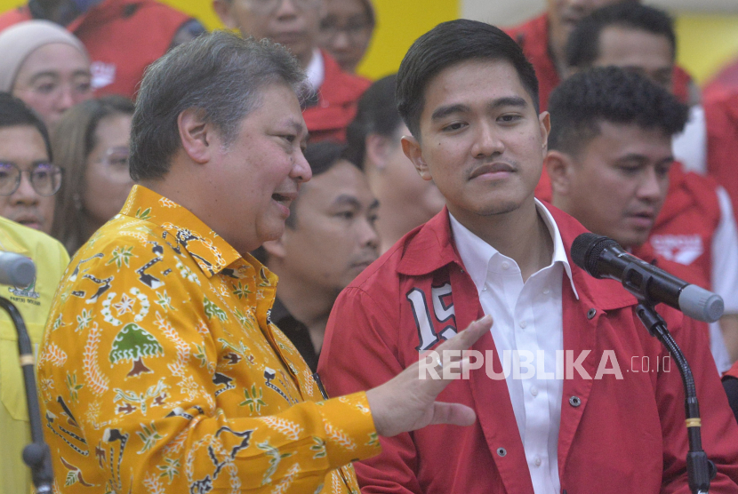 Ketua Umum Partai Golkar Airlangga Hartarto bersama Ketua Umum PSI Kaesang Pangarep berbincang sebelum memberikan keterangan usai melakukan pertemuan silahturahmi di Kantor DPP Partai Golkar, Jakarta , Kamis (11/7/2024). Pertemuan silahturahmi antar kedua partai tersebut membahas komunikasi politik antara lain yaitu seputar Pilkada Serentak 2024.