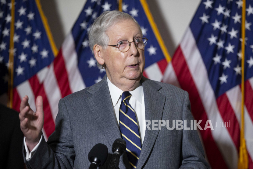 etua Senat Amerika Serikat (AS) dari Partai Republik Mitch McConnell masuk rumah sakit setelah terpleset di sebuah hotel. Politisi 81 tahun itu sedang menghadiri jamuan makan malam di Washington.