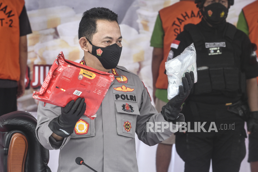 Kapolri Jenderal Pol Listyo Sigit Prabowo menunjukkan barang bukti berupa sabu saat pengungkapan kasus narkoba di Polda Metro Jaya (ilustrasi)