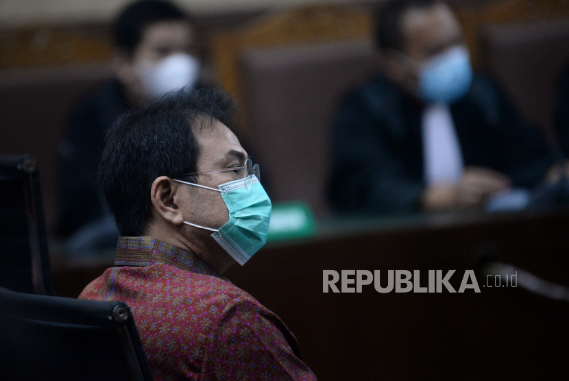 Terdakwa mantan Wakil Ketua DPR Azis Syamsuddin mengikuti sidang di Pengadilan Tipikor, Jakarta, Senin (6/12).