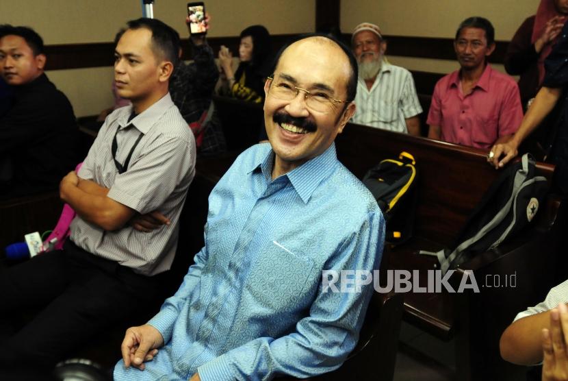 Terdakwa kasus perintangan penyidikan kasus korupsi KTP elektronik Fredrich Yunadi saat akan menjalani sidang pembacaan putusan di Pengadilan Tipikor, Jakarta, Kamis (28/6).