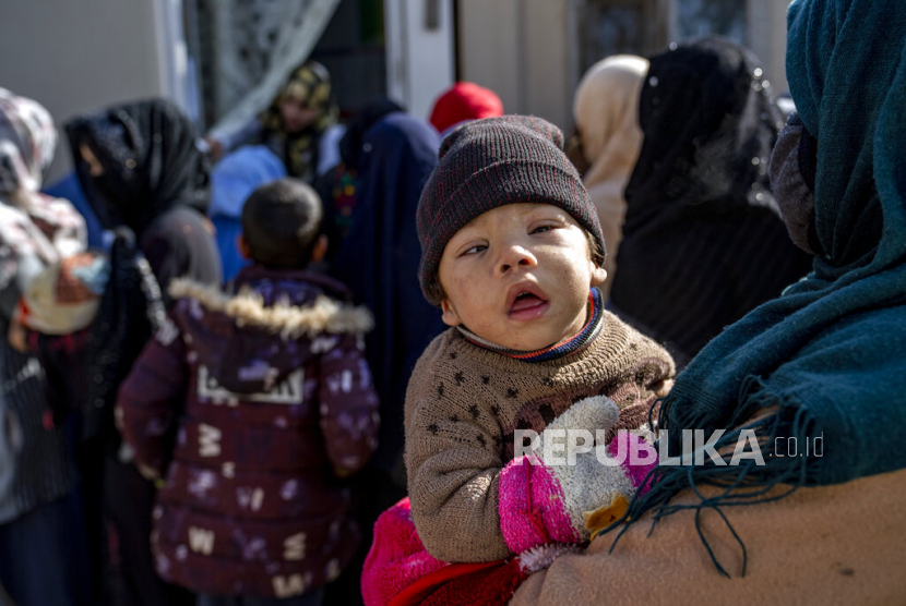  Seorang ibu dengan anaknya yang menderita malnutrisi menunggu untuk menerima bantuan dan pemeriksaan di sebuah klinik yang dikelola WFP, di Kabul, Afghanistan, Kamis, 26 Januari 2023. Seorang juru bicara badan pangan PBB mengatakan tingkat kekurangan gizi di Afghanistan berada pada rekor tertinggi. (ilustrasi)