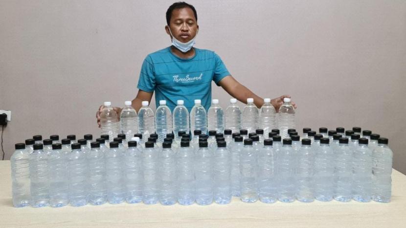 Penjualan Miras di Pasuruan Digerebek, Ratusan Botol Arak Bali Disita | Republika Online Mobile