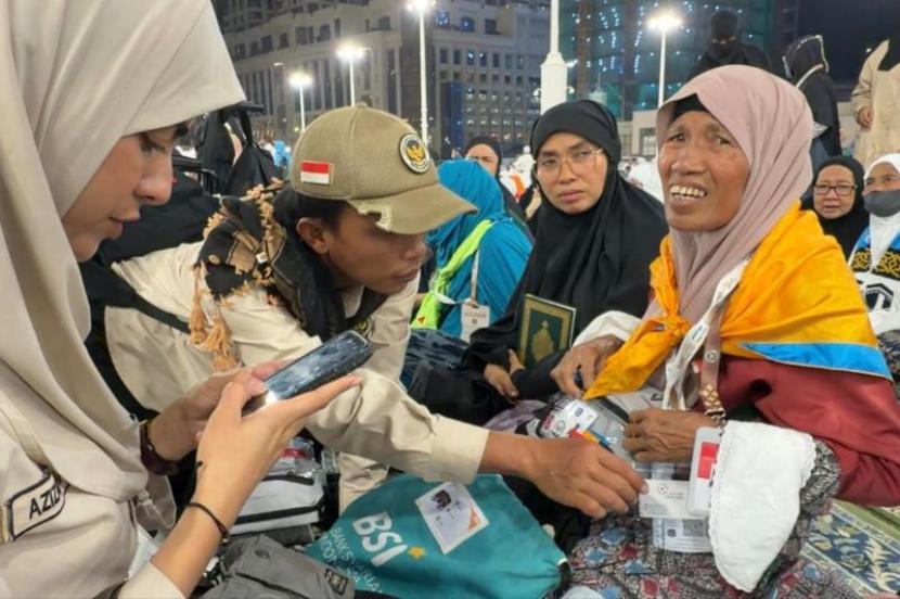 Saat berita mengalah demi senyum jamaah.