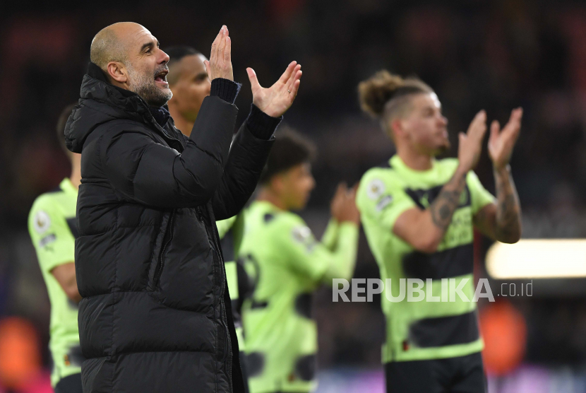 Manajer Manchester City Pep Guardiola (kiri) bertepuk tangan setelah pertandingan sepak bola Liga Inggris antara AFC Bournemouth vs Manchester City di Bournemouth, Inggris, Ahad (26/2/2023) dini hari WIB.