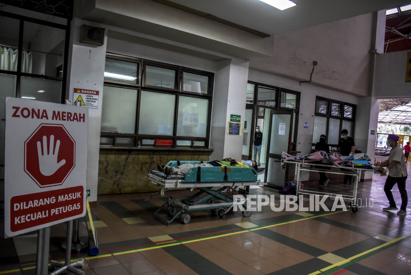 Petugas kesehatan membawa pasien di area ruang Instalasi Gawat Darurat (IGD) Rumah Sakit Dokter Hasan Sadikin (RSHS), Kota Bandung. (Ilustrasi)
