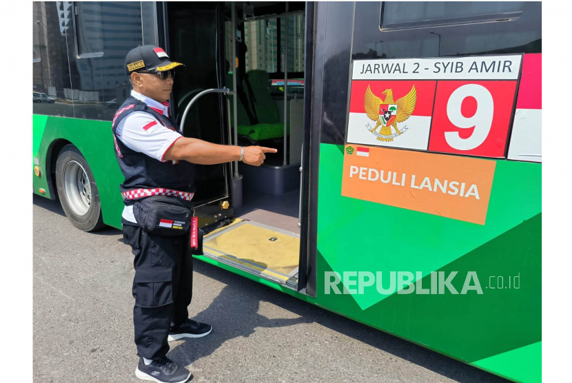 Kepala Pos Terminal Syeb Amir di Makkah, Sugandi menunjukan fasilitas bis sholawat untuk jamaah haji Indonesia yang lansia, salah satu fasilitasnya pintu bis lebih lebar dan bisa dilewati kursi roda dengan mudah, Selasa (6/6/2023). 