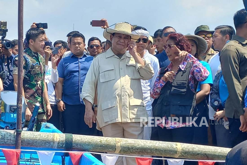 Menhan Prabowo Subianto didampingi Dedi Mulyadi dan eks menteri keluatan dan perikanan Susi Pudjiastuti di Pelabuhan Pendaratan Ikan (PPI) Cikidang, Kabupaten Pangandaran, Rabu (11/10/2023). 