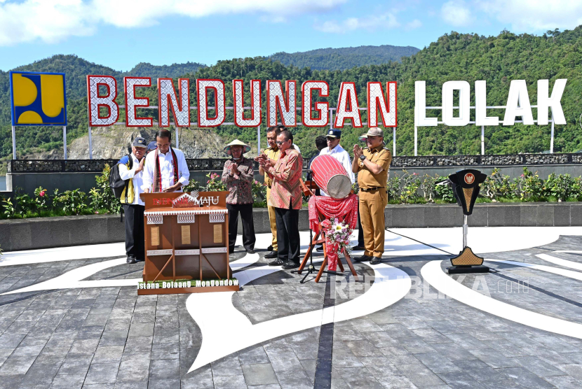 Presiden Joko Widodo (Jokowi) saat meresmikan Bendungan Lolak di Kabupaten Bolaang Mongondow, Sulawesi Utara, Jumat (23/2/2024). 