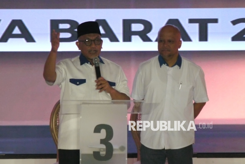 Paslon nomor urut 3 Ahmad Syaikhu-Ilham Habibie tampil saat Debat Publik Calon Gubernur dan Wakil Gubernur Jabar 2024 di Graha Sanusi Unpad, Kota Bandung, Senin (11/11/2024) malam. Pada debat publik ini, empat pasang calon gubernur dan calon wakil gubernur menyampaikan visi, misi dan program unggulan, serta menjawab sejumlah pertanyaan tentang berbagai hal.