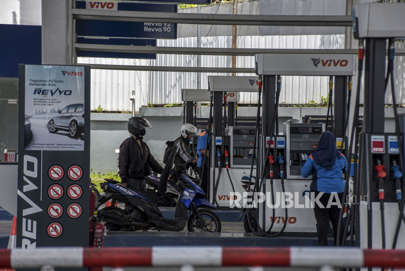 Sejumlah pengendara sepeda motor antre untuk mengisi bahan bakar minyak (BBM) di SPBU Vivo Pasteur, Jalan Dr Djunjunan, Sukajadi, Kota Bandung, Senin (2/1/2023). Harga BBM di SPBU Vivo turun per 1 Januari 2023. Penurunan harga terjadi pada seluruh jenis bensin, kadar oktan atau Research Octane Number (RON) 90 menjadi Rp11.800, RON 92 menjadi Rp12.800 dan RON 95 menjadi Rp13.600. Republika/Abdan Syakura