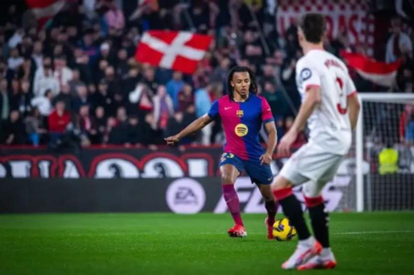 Barcelona resmi perpanjang kontrak Jules Kounde hingga 2030.