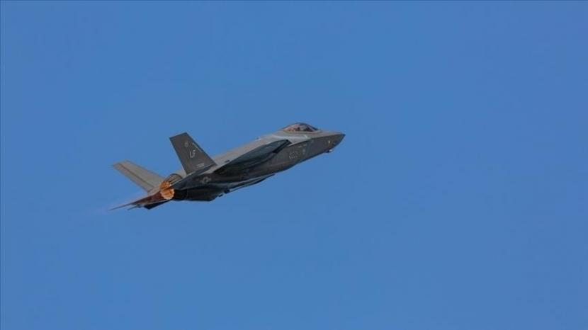Departemen Pertahanan Amerika Serikat (AS) akan menghentikan sementara pengiriman jet tempur generasi kelima F-35 setelah ditemukan sebuah komponen yang menggunakan bahan-bahan yang diproduksi di China.