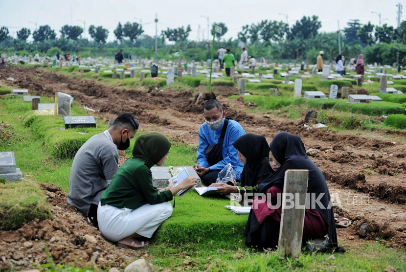 Ilustrasi ziarah kubur. Islam melarang Muslim meratapi jenazah 