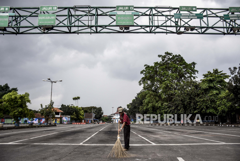Petugas kebersihan menyapu di area Terminal Leuwipanjang, Kota Bandung, Senin (4/5). Pemerintah saat ini tengah merancang aturan turunan dari Permenhub No 25 tahun 2020 tentang Pengendalian Transportasi Selama Musim Mudik Idul Fitri 1441 H dalam rangka Pencegahan Penyebaran Covid-19.