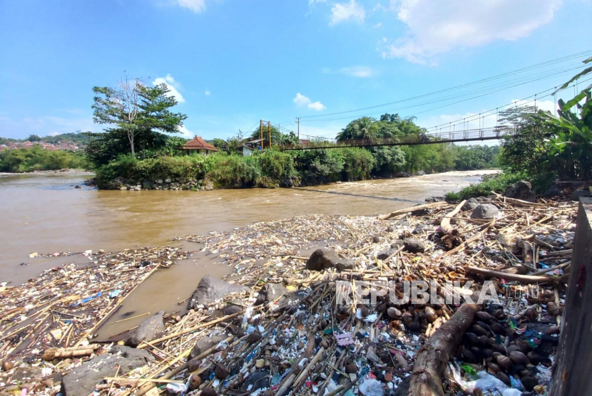 Kondisi tumpukan sampah di Sungai Ciwulan wilayah Kelurahan Tanjung, Kecamatan Kawalu, Kota Tasikmalaya, Jawa Barat, Senin (10/7/2023). 