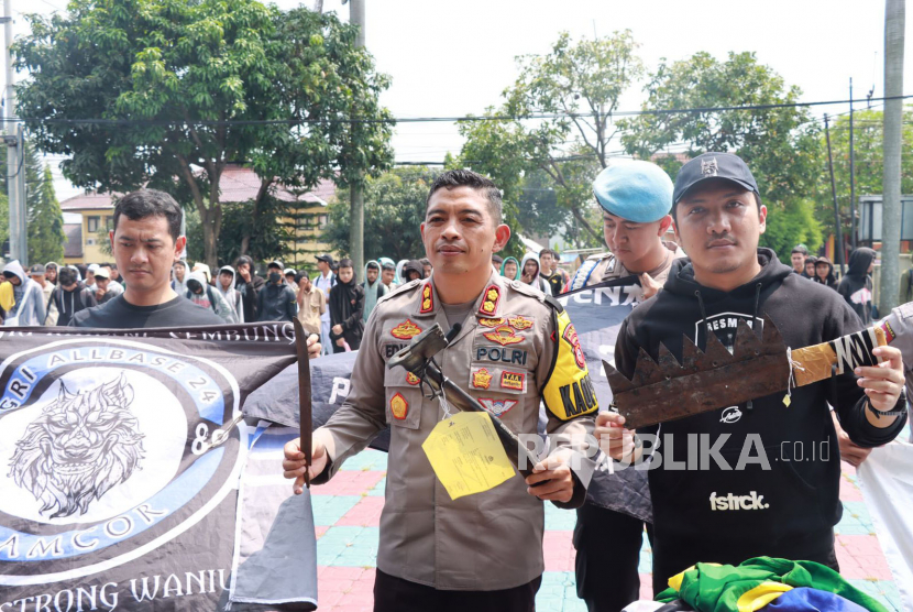 Kepala Polres (Kapolres) Majalengka AKBP Edwin Affandi menunjukkan barang bukti senjata tajam (sajam) yang diamankan dari tiga pelajar, saat konferensi pers di Markas Polres Majalengka, Jawa Barat, Ahad (19/3/2023). 