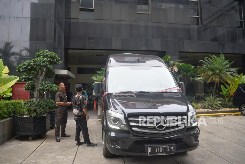 Mobil mewah yang diduga milik Mantan Menteri Pertanian Syahrul Yasin Limpo (SYL) yang disita KPK berada di Gedung Merah Putih KPK, Jakarta, Selasa (14/5/2024). Komisi Pemberantasan Korupsi (KPK) menyita satu unit kendaraan mewah Mercedes Benz Sprinter 315 CD warna hitam terkait dengan penyidikan tindak pidana pencucian uang (TPPU) dengan tersangka mantan Menteri Pertanian Syahrul Yasin Limpo (SYL). Penyitaan itu dilakukan pada Senin (13/5/2024) kemarin.