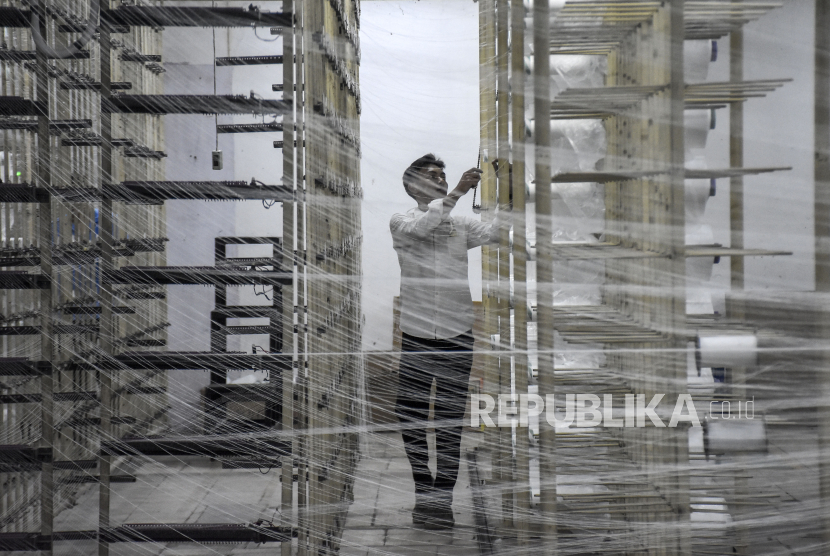 Pekerja memeriksa benang disela kunjungan kerja Panglima TNI di PT Trisula Textile Industries Tbk, Jalan Mahar Martanegara, Kota Cimahi, Provinsi Jawa Barat, Rabu (1/3/2023). Kinerja industri TPT pada 2022 masih menunjukkan hasil baik.