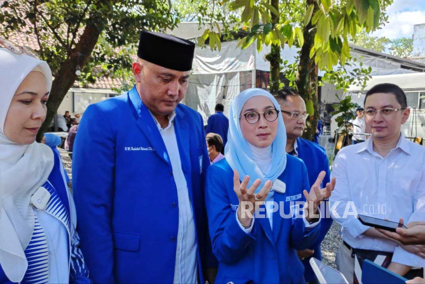 Ketua DPW PAN Jabar, Desy Ratnasari memberi keterengan usai mendaftar ke kantor Komisi Pemilihan Umum (KPU) Jabar, bersama para bakal calon legislatif (bacaleg) PAN yang akan bertarung di Pileg 2024, Jumat (12/5/2023).