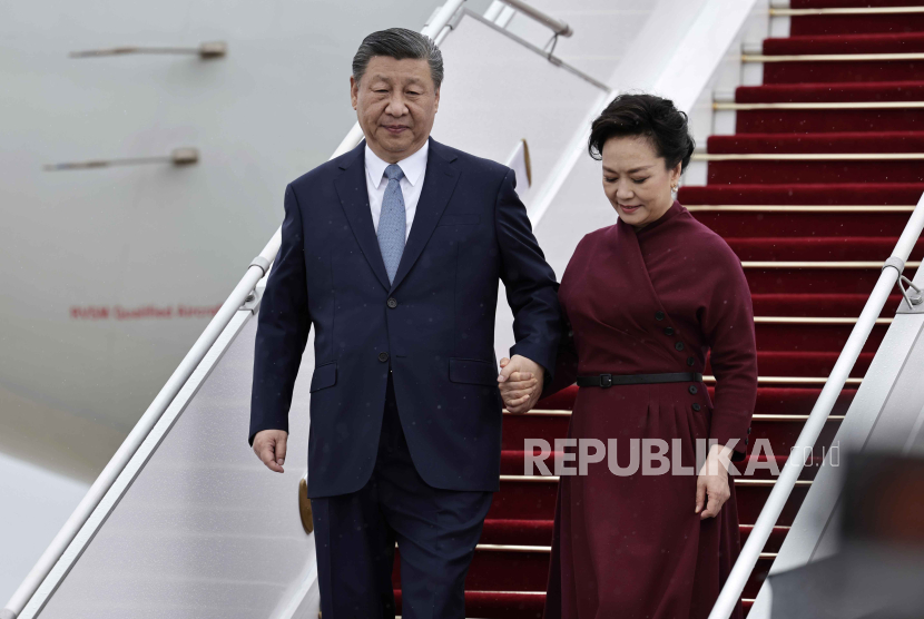 Presiden China Xi Jinping (kiri) dan ibu negara, Peng Liyuan.