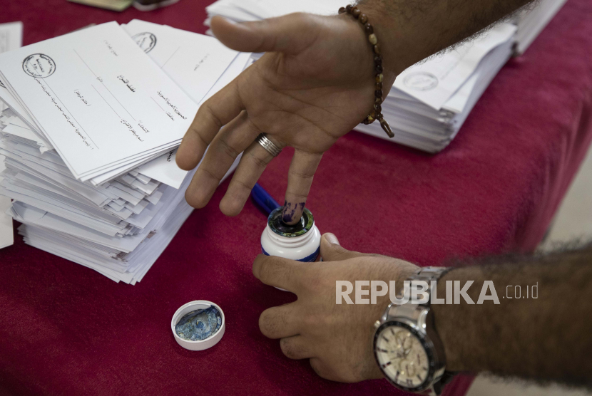  Seorang pria Suriah menorehkan jarinya setelah hw memberikan suara di tempat pemungutan suara selama pemilihan Presiden di ibu kota Suriah, Damaskus, Suriah, Rabu, (26/5). Warga Suriah menuju ke tempat pemungutan suara Rabu pagi untuk memberikan suara dalam pemilihan presiden kedua sejak konflik mematikan itu. dimulai di negara Arab.