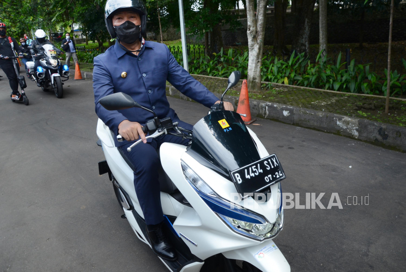 Gubernur Jawa Barat Ridwan Kamil mencoba motor listrik.