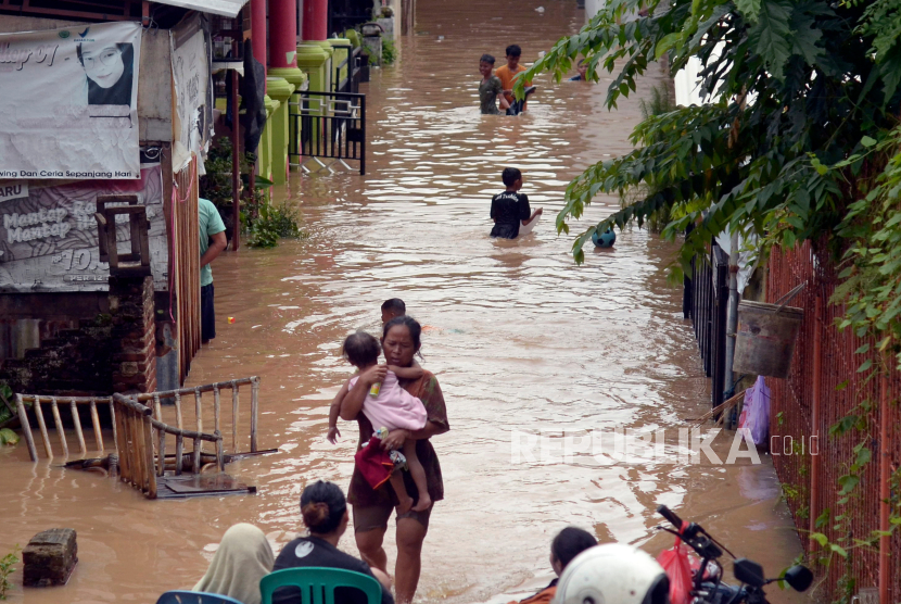 Sejumlah warga melintasi genangan air saat banjir melanda Bandar Lampung, Lampung, Jumat (12/4/2024). (Ilustrasi)