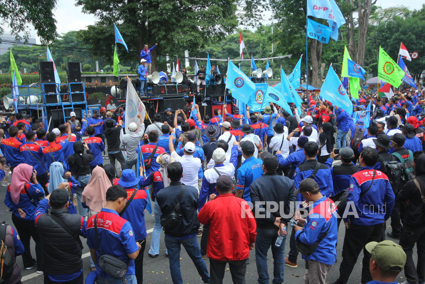 Ribuan buruh yang tergabung ke dalam Serikat Pekerja Seluruh Indonesia Provinsi Jawa Barat (SPSI Jabar) menggelar aksi di depan Gedung Sate, Kota Bandung, Senin (20/11/2023). 