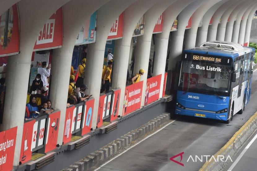 TransJakarta alihkan rute bus imbas perbaikan jalan dan pohon tumbang.