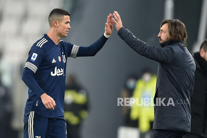 Pemain Juventus Cristiano Ronaldo (Kiri) merayakan dengan pelatih kepala Andrea Pirlo setelah mencetak gol ketiga timnya dalam pertandingan sepak bola Serie A Italia Juventus FC vs US Sassuolo Calcio di Stadion Allianz di Turin, Italia, Senin (11/1) dini hari WIB.