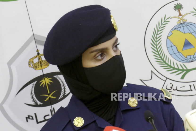  300 Relawan Bantu Layanan Paramedis Untuk Jamaah Haji. Foto:  Polisi wanita Saudi berjaga selama konferensi pers kepala pasukan keamanan haji menjelang pelaksanaan haji tahunan di Mekah, Selasa (13/7). Untuk 2 tahun berturut-turut pelaksanaan ibadah haji di batasi karena pandemi covid-19. 