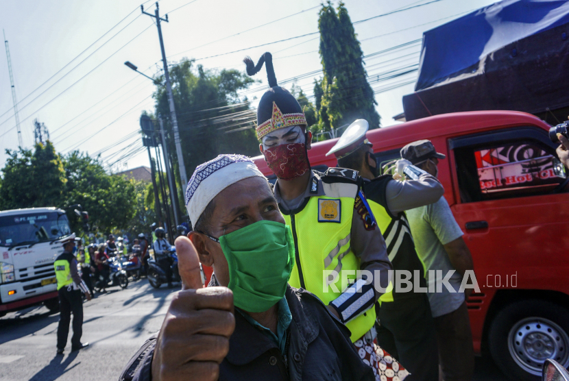 Polsek Wiradesa, Polres Pekalongan, Jawa Tengah, melakukan penyekatan kendaraan pemudik bernomor polisi luar daerah yang akan menuju Jakarta di jalur pantura Wiradesa, Kabupaten Pekalongan, Kamis (28/5). 