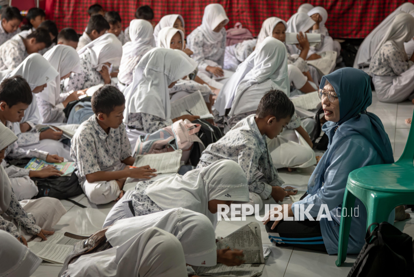 Ketika Cermin Bangsa Mulai Retak