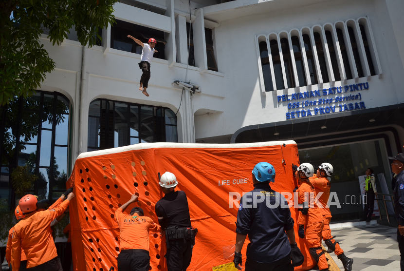 Simulasi Penanganan Darurat Bencana Gempa Bumi Akibat Sesar Lembang usai Apel Kesiapsiagaan Bencana Hidrometeorologi Tahun 2024/2025 bersama BPBD dan unsur terkait, di Halaman Gedung Sate, Kota Bandung, Rabu (30/10/2024). Pusat Vulkanologi dan Mitigasi Bencana Geologi (PVMBG) mencatat, per Oktober ini ada 473 kecamatan dari total 627 kecamatan atau 75,44 persen memiliki potensi pergerakan tanah skala menengah dan tinggi.