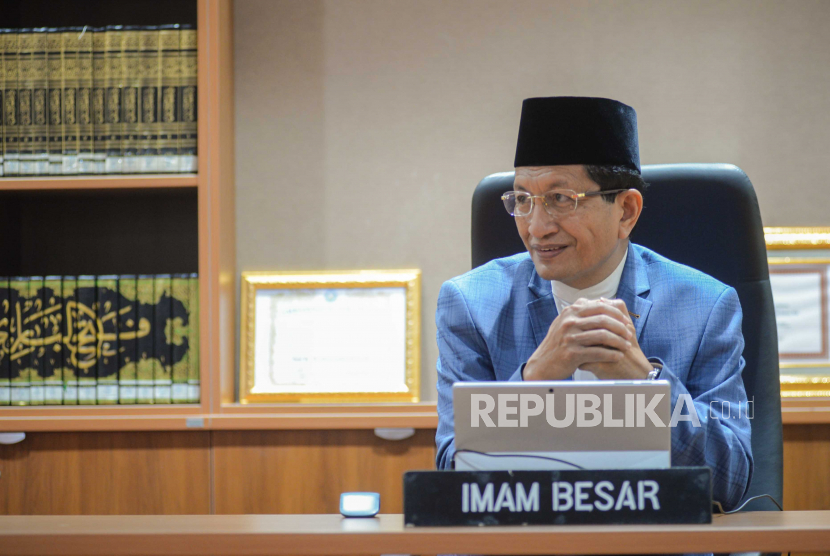 Imam Besar Masjid Istiqlal Nasaruddin Umar berpose saat wawancara khusus bersama Republika di ruangannya di Masjid Istiqlal, Jakarta, Selasa (28/7). Dalam wawancara tersebut membahas tentang progres renovasi Masjid Istiqlal.