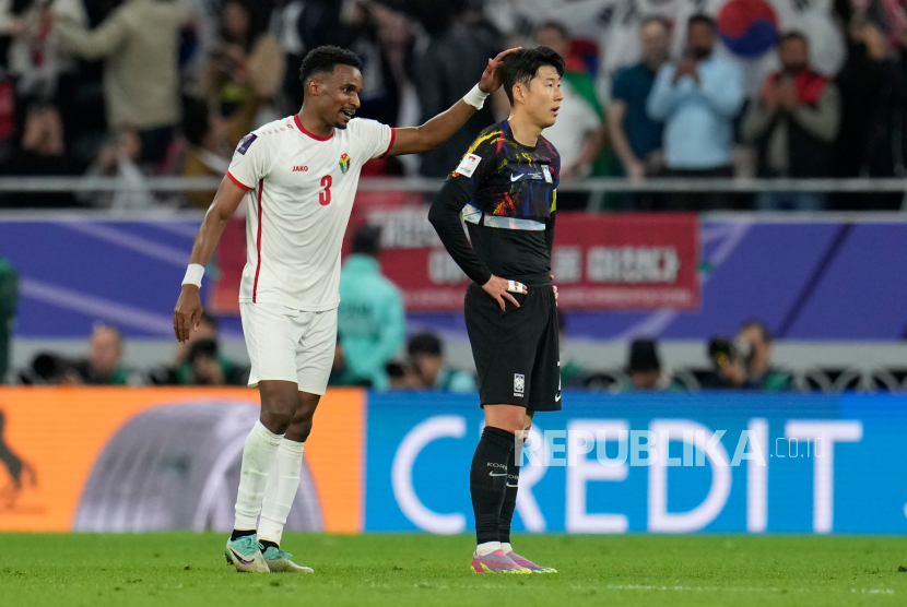Pemain Yordania Abdallah Nasib (kiri) menghibur pemain Korea Selatan Son Heung-min seusai pertandingan sepak bola semifinal Piala Asia antara Korea Selatan dan Yordania di Stadion Ahmad Bin Ali di Al Rayyan, Qatar, Selasa (6/2/2024). Yordania menang 2-0 sekaligus melangkah ke babak final Piala Asia 2023.
