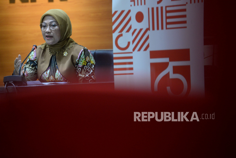 Menteri Ketenagakerjaan Ida Fauziah menyatakan pihaknya masih menunggu data dari Direktorat Jenderal Pajak (DJP) untuk memastikan penerima subsidi gaji atau upah ini sesuai dengan peraturan yang berlaku.